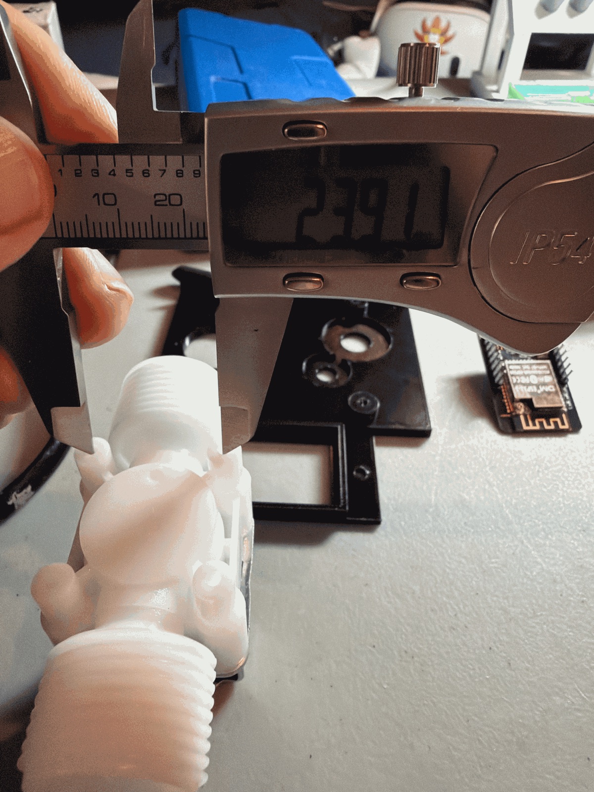 Calipers across the valve's mounting bosses: 23.91 mm